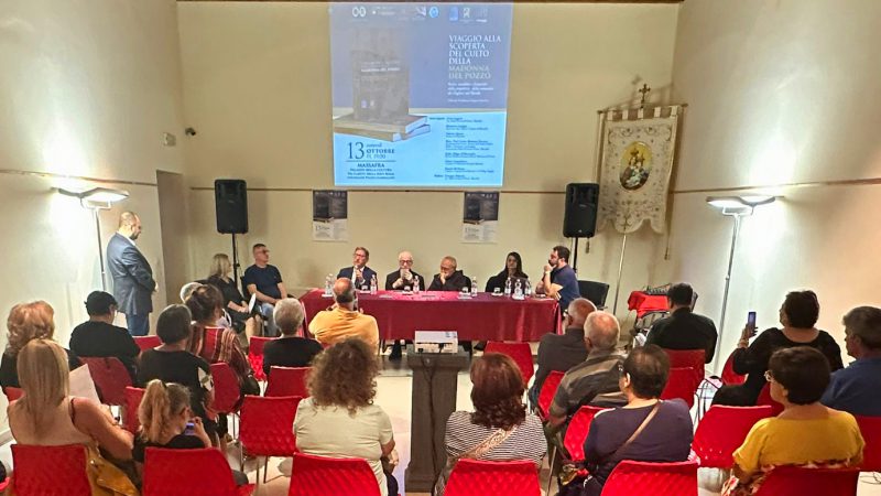 Presentato a Massafra il volume che racconta la devozione del culto della Madonna del Pozzo. Un viaggio che supera i confini della Puglia e arriva oltre oceano. Nel corso dell’incontro, breve cenno sul progetto Madonna del Pozzo Experience e il laboratorio di costruzione del “pozzo del rinvenimento”